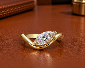 Anillo de compromiso solitario curvo de oro amarillo de 14K personalizado con diamante marquise de laboratorio de 1.00 quilates TW color E para mujer - Product Image 1