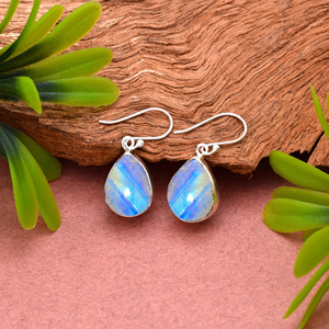 Boucles d'oreilles pendantes en argent sterling 925 faites à la main avec cabochon en pierre de lune arc-en-ciel naturelle, serti clos, effet flash bleu, forme goutte d'eau - Product Image 2