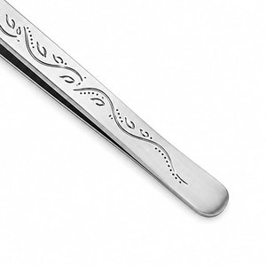 Pinzas de Precisión Curvas de Acero Inoxidable para Pestañas con Grabado Decorativo y Punta Suave para Aplicación de Extensiones de Pestañas - Product Image 3