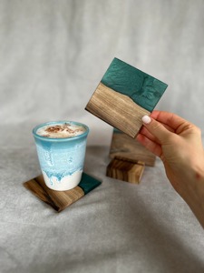 Ensemble de sous-verres carrés en résine et bois, faits à la main en noyer, au design unique, parfaits pour les tasses à café, thé, vin, accessoires. - Product Image 4