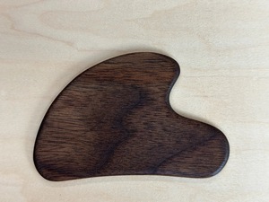Masseur facial Gua Sha en bois rustique écologique avec artisanat en bois d'acacia massif pour la relaxation musculaire - Cadeau du Nouvel An - Product Image 4