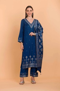 Colección de invierno Dilkash de Safaa, exclusiva y de primera calidad, trajes de diseñador bordados y cálidos para mujer, disponibles para la venta. - Product Image 5
