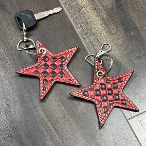 Porte-clés en cuir de vache à carreaux étoiles noires et rouges, tendance 2026, mignon, design unisexe, accessoire de sac, porte-clés pour cadeau - Product Image 4