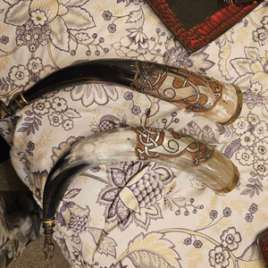 Soportes de Cuero Pulido para Cuernos Vikingos Hechos a Medida, Ecológicos, con Diseño de Animales, Decoración Navideña Hecha a Mano - Product Image 2