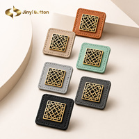 Étiquette en cuir personnalisée Jinyi, motif de marque cousu carré, patch en cuir OEM ODM pour accessoires de foulards