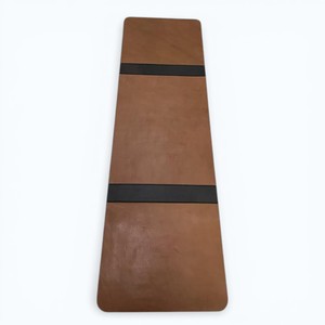 Esterilla de yoga rectangular de cuero Geoffrey Tan - 100 cm x 60 cm - 100 % cuero de vaca con correa de transporte - Product Image 2