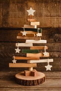 Décoration de Noël unique en bois faite à la main, en forme de pin, taille moyenne, avec base, sans éclairage, pour extérieur, artisanat. - Product Image 4