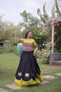Conjunto de Lehenga Choli Amarillo y Negro con Flores de Loto, Encaje y Espejo, de Seda, Tradicional, Largo hasta el Suelo, Corte Regular, para Bodas - Product Image 6