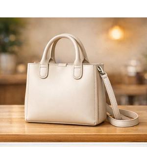 สินค้านี้เป็นกระเป๋าสตางค์แบบพับสองตอนสีเบจสำหรับผู้หญิง ซึ่งมักใช้สำหรับจัดเก็บบัตรในกระเป๋าดีไซน์ทันสมัย - Product Image 6