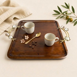 Bandeja de servir hecha a mano de madera de mango con elegantes asas de latón con forma de flor, bandeja decorativa rectangular de primera calidad para decoración del hogar. - Product Image 5