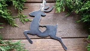 Encanto rústico y alegría navideña con un adorno de corazón de reno de metal rústico hecho a mano, cortado de metal duradero de tonos oscuros, encantador. - Product Image 1