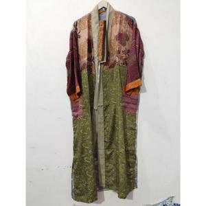 Kimono de luxe d'été, robe longue patchwork faite main, style indien vintage, en soie de sari recyclée, idéal comme cache-maillot ou tenue de nuit. - Product Image 4