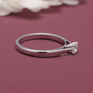 Bague solitaire en diamant taille coussin certifié IGI en or jaune/rose et or blanc 18 carats - Product Image 5