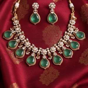 Conjunto de collar y aretes de plata 925 con Kundan verde |   Joyería nupcial hecha a mano |   Collar de boda tradicional - Product Image 5