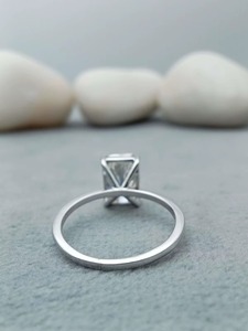 Anillo de Corte Esmeralda Solitario de Calidad Premium con un Brillante Piedra Central y Banda en Tono Plateado para Joyería Nupcial en Venta - Product Image 2
