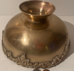 Vente en gros : Plat de table de luxe en métal, motif raisin gaufré, artisanal en aluminium et laiton, idéal comme plateau à fruits ou centre de table. - Product Image 4