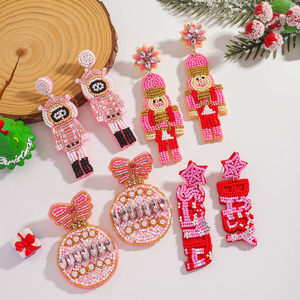 Colgante de cuentas de arroz rosas hecho a mano, con diseño de Papá Noel de dibujos animados y lazo, de cristal, para mujer, regalo festivo - Product Image 1
