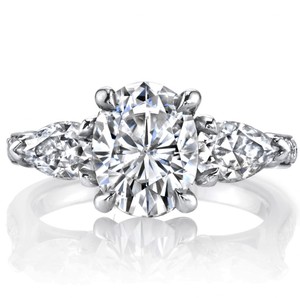 Anillo de compromiso y boda de lujo clásico con moissanita de corte ovalado engastada en plata de ley 925 chapada en oro blanco certificado - Product Image 1