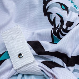 Maillot de football personnalisé en gros, rayures bleues et blanches classiques, short anti-bactérien, entièrement sublimé, imprimé par transfert thermique - Product Image 4