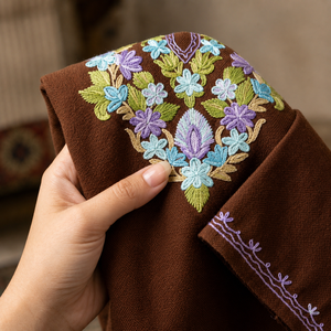 Kurti Pheran kashmiri marron chocolat avec broderie florale pastel, achetez directement auprès du fabricant - Product Image 5