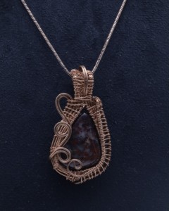 Collier en agate naturelle avec pendentif enroulé de fil de cuivre |   Collier artisanal bohème en pierres précieuses - Product Image 5