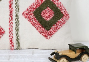 Housse de coussin décorative carrée en coton 100% avec fermeture éclair, imprimé texturé bohème ivoire et rouge à franges - Product Image 3