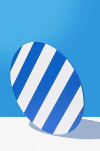 Set de table rond en MDF laqué de qualité supérieure avec un design à rayures contrastées, conçu pour une table à manger élégante et luxueuse. - Product Image 3