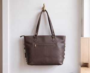 Bolso Tote de Cuero Vacuno Repujado a Mano Estilo Western Premium, Patrón Marrón y Blanco, Cierre de Cremallera, Bolso de Viaje Casual Resistente - Product Image 2