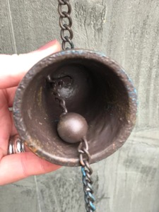 Chaîne de pluie en métal en forme d'arroseur, alternative écologique au tuyau de descente et pour la visualisation du flux d'eau de pluie, provenant d'Inde - Product Image 6