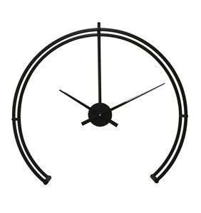 Reloj de pared metálico en oferta que ofrece una declaración de estilo audaz sin ornamentación excesiva, añadiendo un toque moderno a habitaciones tradicionales. - Product Image 3