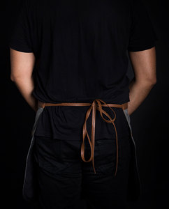Capa de Peluquería Negra de Tela con Tirantes Ajustables en la Cintura - Product Image 6