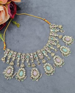 Parure de bijoux ethniques plaqués or antique avec collier, boucles d'oreilles et mangtika en pierre de cristal taille poire, pour occasions festives, vente en gros - Product Image 2