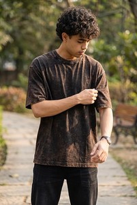 T-shirt pour homme en jersey de coton lourd, coupe classique, manches courtes, col rond, streetwear, avec logo imprimé numériquement sur le devant - Product Image 5