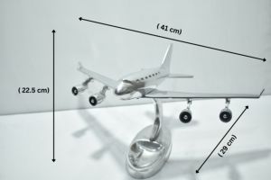 Modèle d'avion à réaction en aluminium en promotion, avec une finition de qualité supérieure, idéal pour la décoration intérieure et les cadeaux, disponible à la vente - Product Image 3