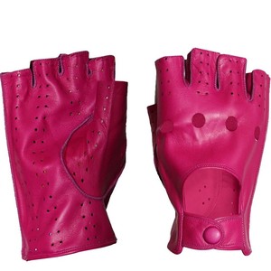 ถุงมือขับรถหนังกลับนิ่มแบบมีรูระบายอากาศ สีดำล้วน สำหรับผู้ชาย - Product Image 1
