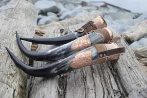 Cuerno Vikingo Extra Grande Pulido Hecho de Cuerno de Vaca Auténtico con Soporte de Madera Desmontable y Borde de Latón para Amantes del Metilhúnaco - Product Image 1
