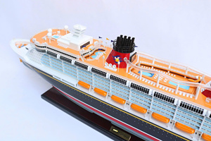 Modèle de bateau de croisière américain en bois peint à la main DIS.NEY DREAM, inspiré de la collection de décoration de la ligne de croisière Dis.ney - Product Image 4