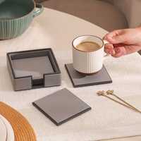 Plateau de service gris fin au design minimaliste, durable, texture shagreen grise, poignées à bordure dorée, ensemble de sous-verres au design minimaliste