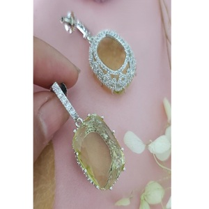 Adorables Pendientes de Moissanita Plateados en Plata de Primera Calidad para Mujeres y Chicas, Ideales para Looks de Noche y Fiestas - Product Image 1