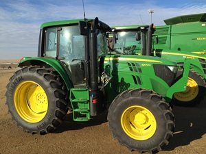Tractor John Deere 6105E 4WD Original en Oferta, Tractor Agrícola de 105HP con Cabina con Aire Acondicionado, Dirección Asistida, Equipo Agrícola SupplyHub - Product Image 3