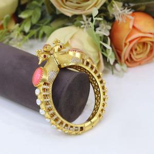 Atractivos brazaletes Kundan de moissanita chapados en oro con aspecto antiguo, ideales para eventos. Juego de dos pares de brazaletes para mujeres y niñas. - Product Image 2