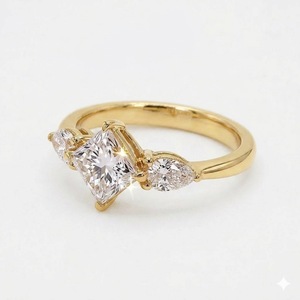 Anillo de Compromiso con Diamante Cultivado en Laboratorio, Corte Princesa, Color E, Claridad VS1, 3.35CT, con Piedras Laterales en Forma de Pera, en Oro Blanco de 14K, Precio de Fábrica - Product Image 1