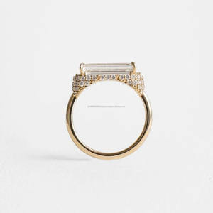 Anillo de Moissanita con Corte Baguette Inspirado en el Estilo Vintage, Personalizado, Horizontal, con Pavé, Halo Oculto y Baño de Rodio - Product Image 4