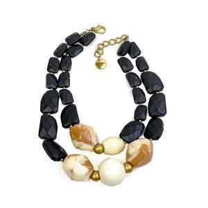 Collier Multicouche en Résine Perlée pour Femme – Bijou Unique Vert Jaune Coloré – Pièce Tendance et Spectaculaire pour Femme - Product Image 3