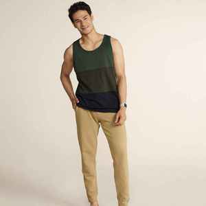 เสื้อกล้ามผู้ชายสีพื้นขายส่ง รับสกรีนโลโก้และลวดลาย เสื้อผ้าออกกำลังกายลำลอง ระบายอากาศได้ดี ผลิตจากโพลีเอสเตอร์/คอตตอน - Product Image 4