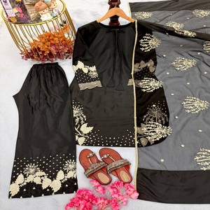 VASTRA COTTAGE Ensemble élégant pour femme : haut entièrement brodé de sequins, pantalon palazzo et dupatta en organza doux brodé avec pompons - Product Image 1