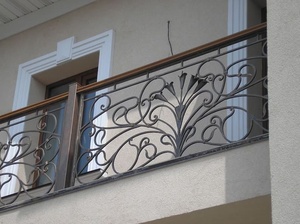 Barandilla de balcón de hierro montada en la pared, con un exquisito diseño de volutas, resistencia al óxido y fácil instalación. - Product Image 2