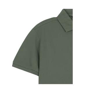 เสื้อโปโลสีเขียวมะกอกสำหรับผู้ชาย พิมพ์โลโก้ได้ตามต้องการ ผ้าฝ้าย 100% แขนสั้น เสื้อยืดโปโลสำหรับตีกอล์ฟ ขายส่ง รับผลิตแบบ OEM - Product Image 4