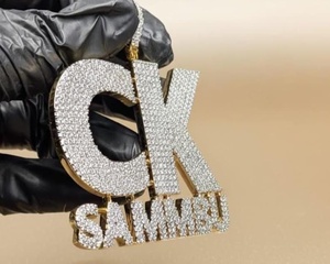 จี้เพชรโมอิสซาไนต์แบบ Iced Out รุ่น 'CK Sammbu' เงินแท้ 925 ชุบทอง 18K สไตล์ฮิปฮอป พร้อมจี้ตัวอักษรสำหรับผู้ชาย - Product Image 3