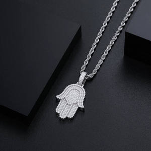 Colgante de Mano Hamsa Religiosa de Plata de Ley 925 Bañada en Oro Blanco con Moissanita VVS Iced Out Elegante para Hombre - Product Image 2